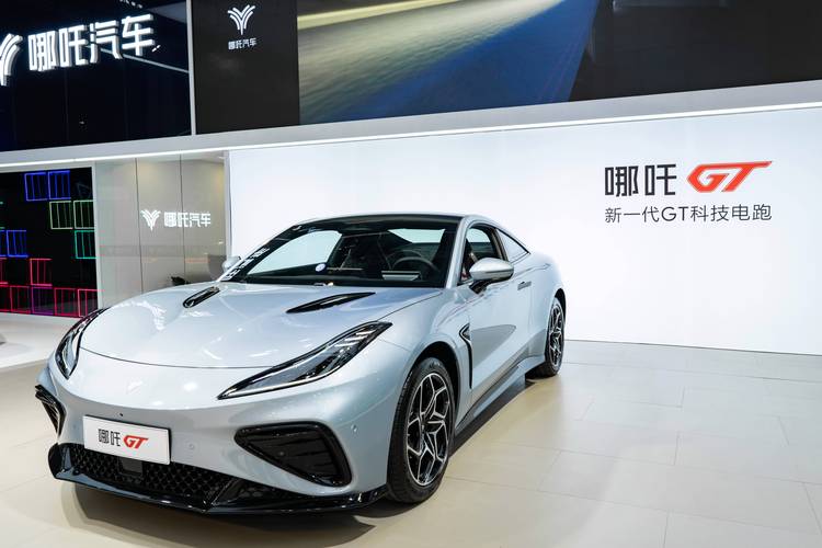 佛山241哪吒汽车在智能汽车领域的表现，领途汽车在新能源汽车市场中的影响力